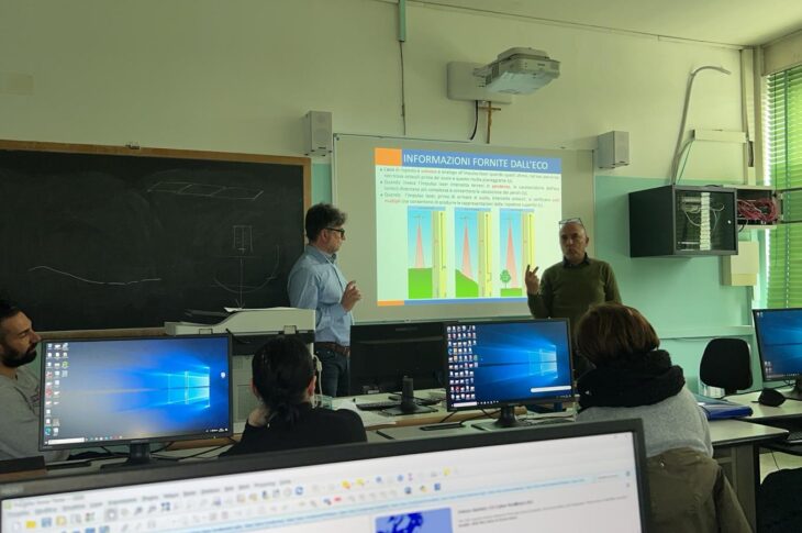 Il docente illustra le differenze tra diversi segnali Laser/Lidar